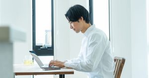 リモートワークで働くITエンジニアのイメージ写真