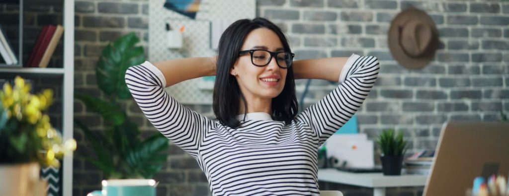 仕事の合間にストレッチや休憩を入れ、セルフマネジメントを行う女性のイメージ。