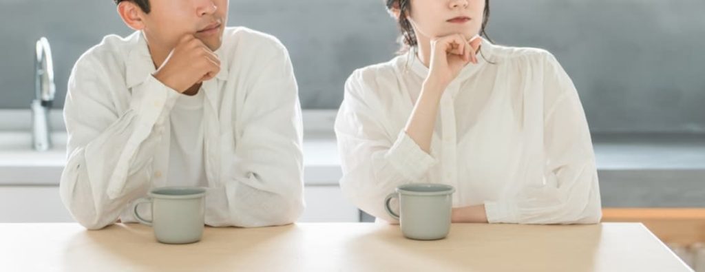 コーヒーカップを前に、今後のキャリアやライフプランについて考える男女の写真。