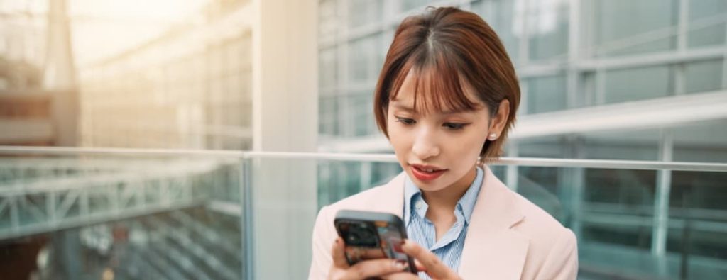 エージェントからの案件紹介メッセージを確認し、スマートフォンで迅速に返信・相談を行うフリーランスエンジニア。