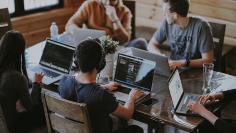 WebエンジニアとWebプログラマーの違いとは?それぞれの仕事内容、必要なスキル、年収例も解説