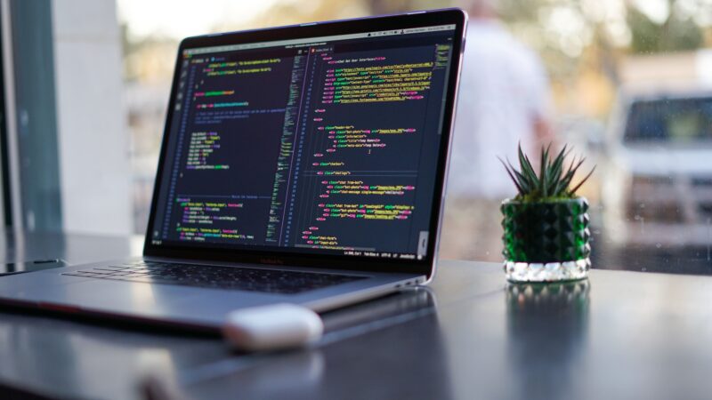 プログラミングのコードが書かれているパソコンの画面