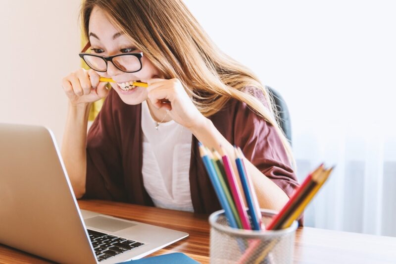 難しい課題にイライラする女性