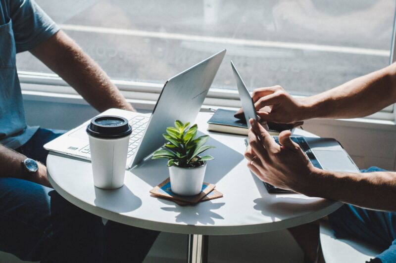 企業との面談に向けて準備するフリーランスエンジニア