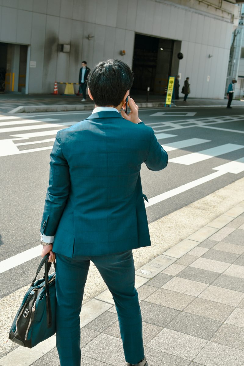 希望する案件について相談するエンジニアの後ろ姿