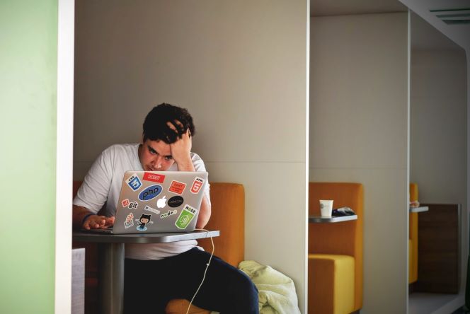 Javaプログラミングで悩む男性