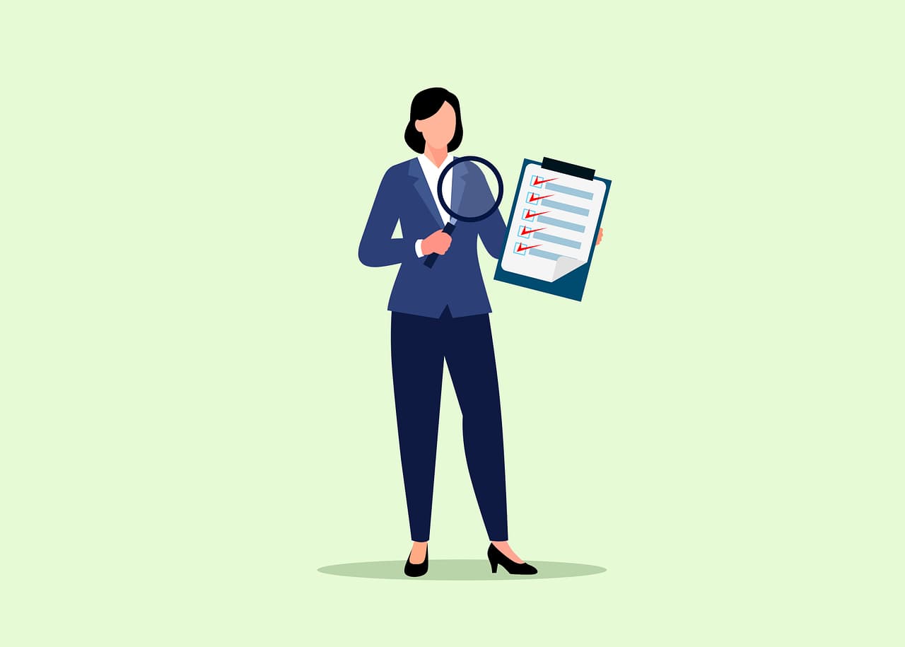 スーツ姿の女性がチェックリストと虫眼鏡を持って立っているイラスト。