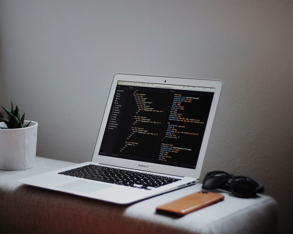 自宅でノートPCを使ってプログラミングする様子｜SESエンジニアがリモート案件で得られるメリット