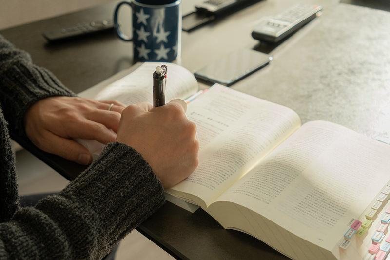 資格取得の勉強に励むエンジニアの手元イメージ写真