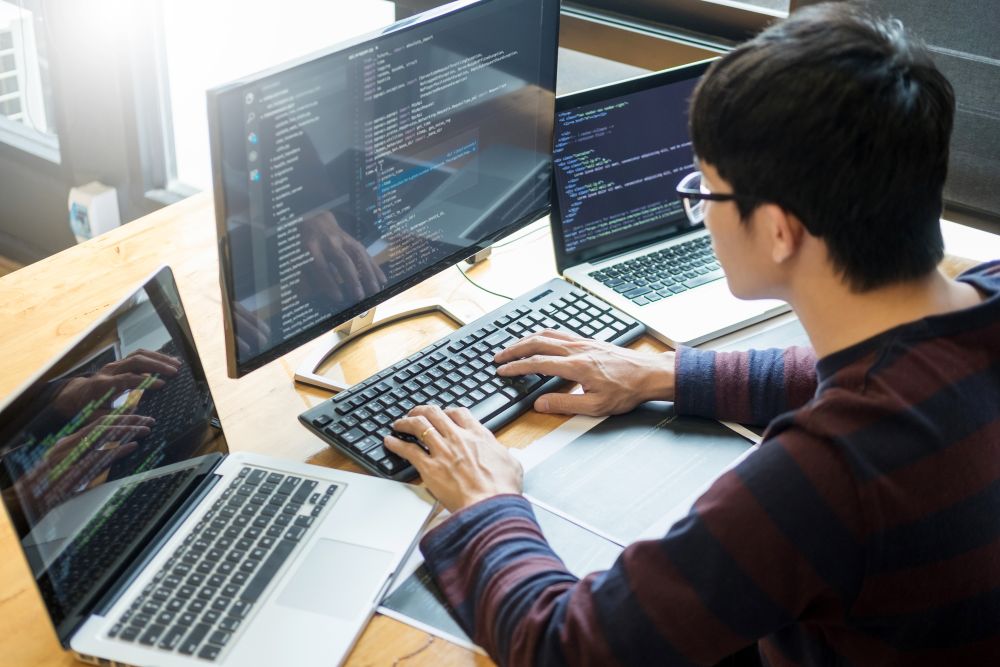 オフィスでテストエンジニアがPCに向かって作業をしている様子