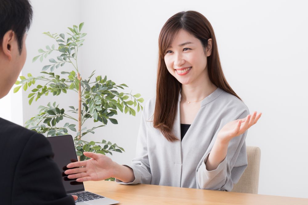 SES企業の人材コーディネーターがにこやかに面談をしている様子