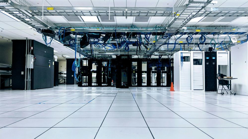 サーバールームの設備環境｜リモート対応が難しいSES案件の特徴を示すイメージ