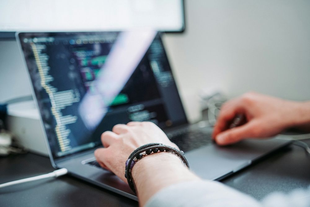 WebエンジニアがPCに向かって業務に携わっている様子